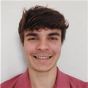 Doy clases de matemáticas aunque también podría dar de dibujo técnico, ya que estoy ahora mismo cursando arquitectura, este año que entra comienza mi segundo año de carrera. Me gustaría trabajar para poder pagarme la estancia en Granada, debido a que soy